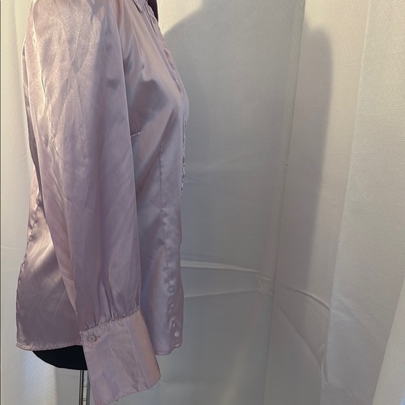 Vintage fitted Lavender Satin Blouse with incredible cuff, button detail. - Picture 9 of 11